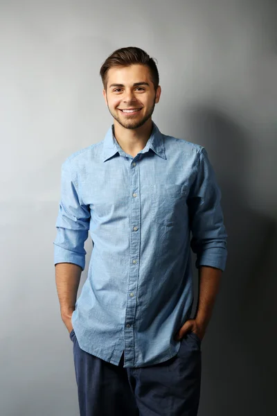 Bonito homem de camisa azul — Fotografia de Stock