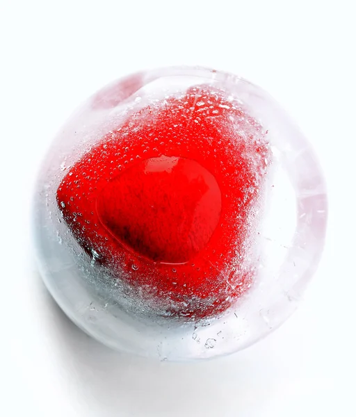 Corazón rojo en cubo de hielo — Foto de Stock