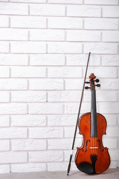 Violino em tijolos fundo da parede — Fotografia de Stock