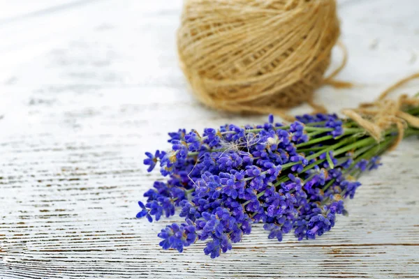 Lavanda fresca y cuerda —  Fotos de Stock