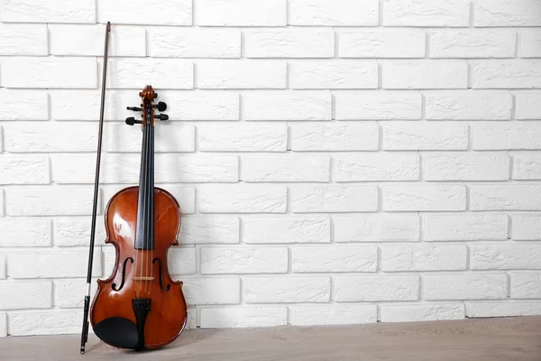 レンガ壁の背景にヴァイオリン — ストック写真
