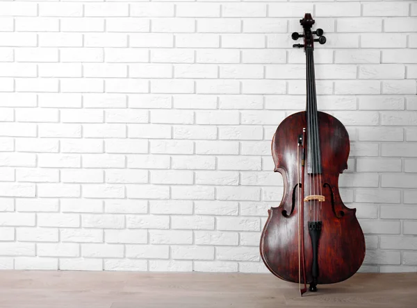 Βιολοντσέλο σε φόντο τοίχο — Φωτογραφία Αρχείου