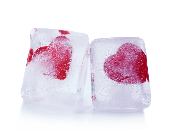 Corações vermelhos em cubos de gelo — Fotografia de Stock
