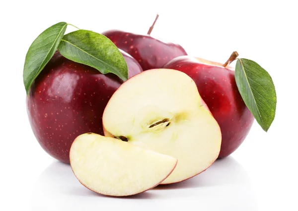 Manzanas rojas con hojas y rodajas aisladas en blanco —  Fotos de Stock