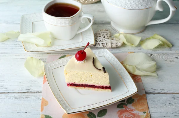 Leckeres Stück Käsekuchen auf dem Teller auf dem Tisch aus nächster Nähe — Stockfoto