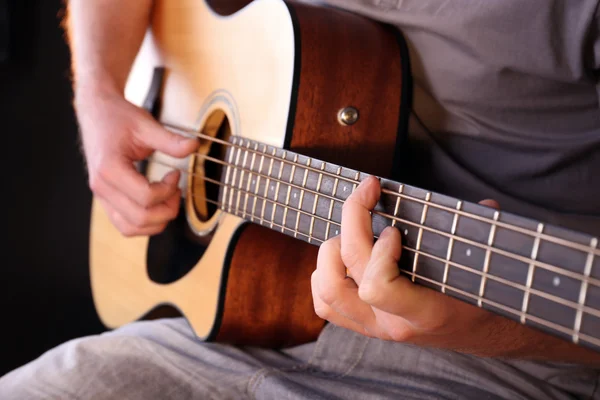 Joven tocando la guitarra acústica — Foto de Stock