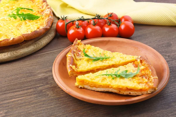 As partes de pizza de queijo saborosa com arugula e verduras na mesa fecham — Fotografia de Stock