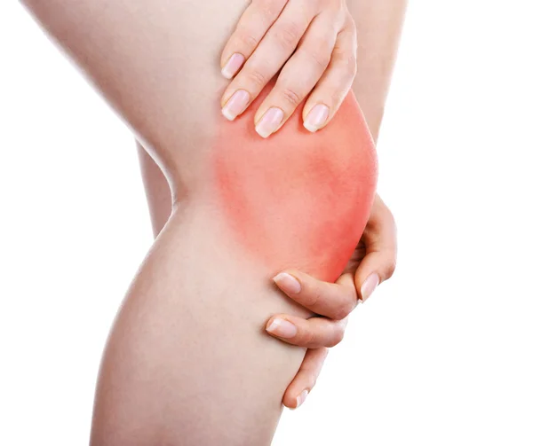 Mladá žena s bolest kolena izolované na bílém — Stock fotografie