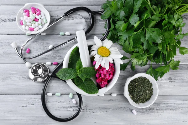 Alternativní medicíny byliny a stetoskopem — Stock fotografie