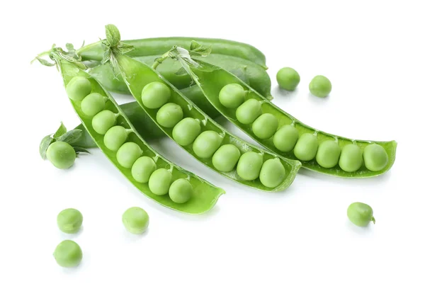 Guisantes verdes frescos aislados sobre blanco — Foto de Stock