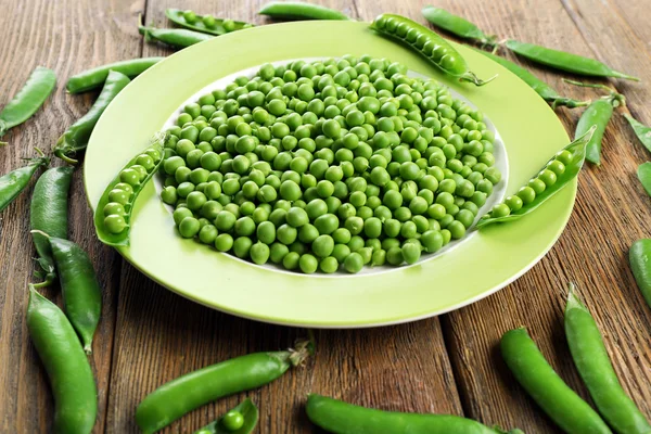 Fresh green peas in bowl on table close up — Stock Photo, Image
