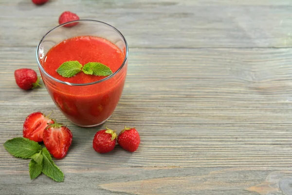 Verre de smoothie aux fraises aux baies — Photo