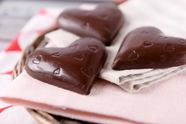 Chocolade hartvormige snoepjes op stokken op servetten, close-up — Stockfoto