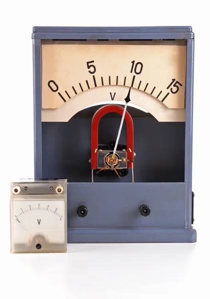 Voltmetro vintage isolato su bianco — Foto Stock
