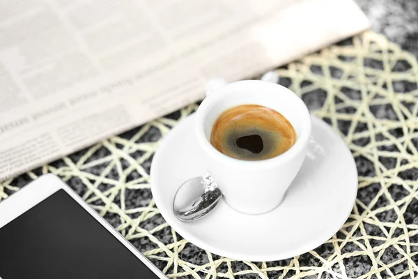 Copa de capuchino en la mesa en la cafetería — Foto de Stock