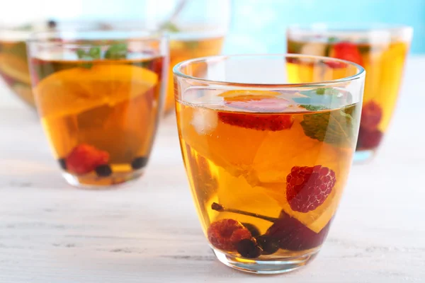 Punch frutado em copos na mesa de madeira, close-up — Fotografia de Stock