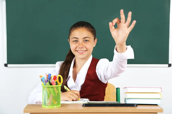 교실 칠판 근처에 아름 다운 작은 여 학생 — 스톡 사진