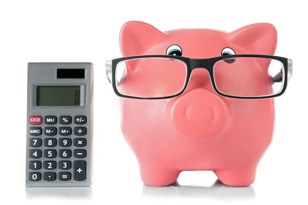 Piggy bank met glazen en rekenmachine — Stockfoto