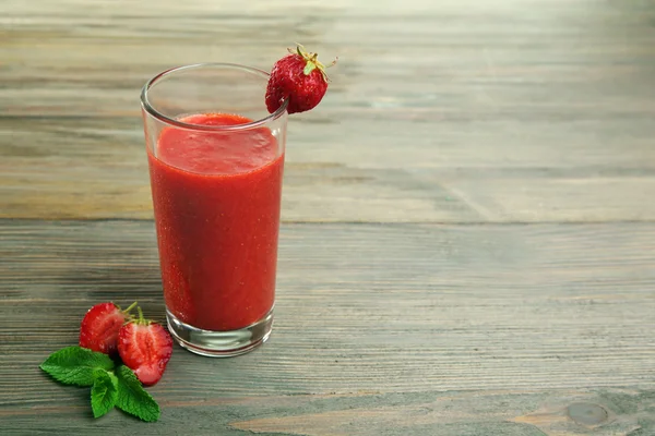 Ποτήρι φράουλα smoothie με μούρα στο ξύλινο τραπέζι από κοντά — Φωτογραφία Αρχείου