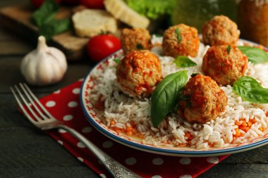 Haşlanmış pirinç ve mercimek, tahta kaşık ahşap arka plan üzerinde domates soslu köfte