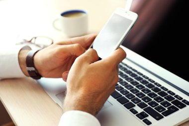 Cep telefonu kullanan adam