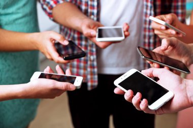 Cep telefonları holding eller
