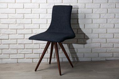 Tuğla duvar arka plan üzerinde modern sandalye