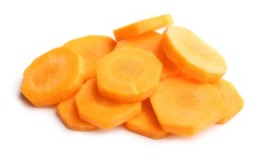 dilimlenmiş havucu üzerine beyaz izole