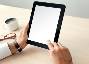 Tabletle Çalışan Adam