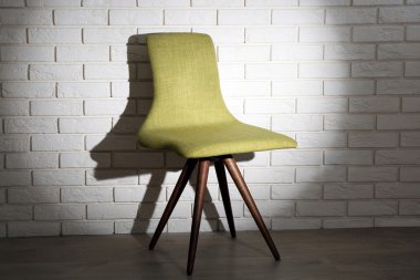 Tuğla duvar arka plan üzerinde modern sandalye