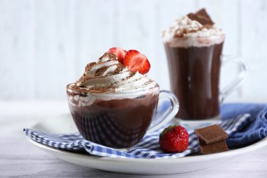 Kahve rengi ahşap arka plan üzerinde krem ve taze çilek ile