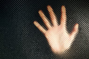 Arkasında el buzlu cam, yakın çekim