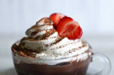 Kahve rengi ahşap arka plan üzerinde krem ve taze çilek ile