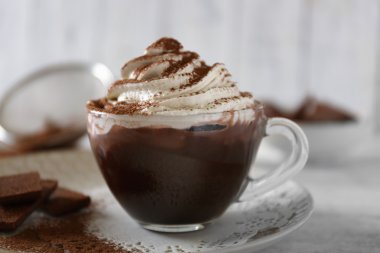 Kahve rengi ahşap zemin üzerine krema ile