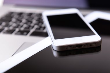 Tablet ve klavye, closeup üstünde hareket eden telefon