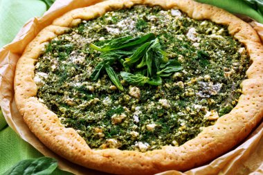 Ispanaklı masada açık pasta yakın çekim