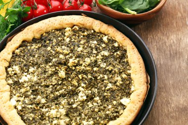 Ispanak ve masaya kiraz domates ile açık pasta yakın çekim