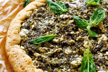 Ispanaklı masada açık pasta yakın çekim