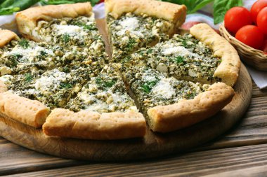 Ispanak ve domates kiraz tablo ile açık pasta grafiğin dilimlerini yakın çekim