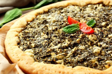 Ispanaklı masada açık pasta yakın çekim