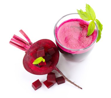 Taze pancar suyu üzerinde beyaz izole