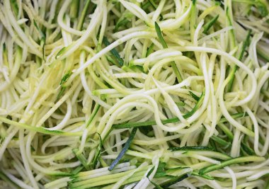 Rendelenmiş kabak ve squash tavada kapat