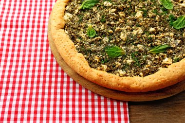 Ispanaklı masada açık pasta yakın çekim