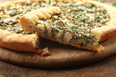 Ispanaklı masada açık pasta grafiğin dilimlerini yakın çekim