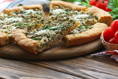 Ispanak ve domates kiraz tablo ile açık pasta grafiğin dilimlerini yakın çekim