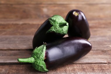 Tahta arka planda taze patlıcan