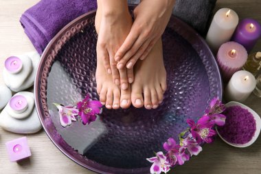 spa pedikür yordamı ayaklarına