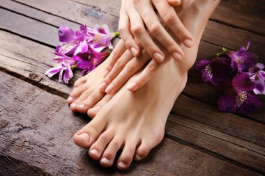 spa pedikür yordamı ayaklarına