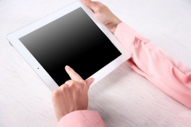 dijital tablet kullanan kadın