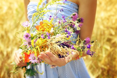 kadın holding kır çiçekleri buketi